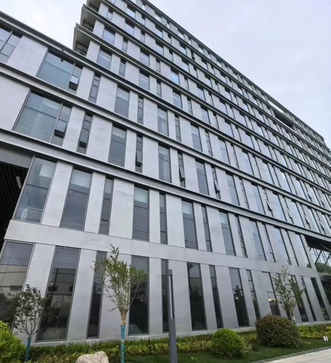博实股份华东总部金属漆饰面工程案例——高性能饰面砂浆达成大面积金属漆精准施工 现场图 3