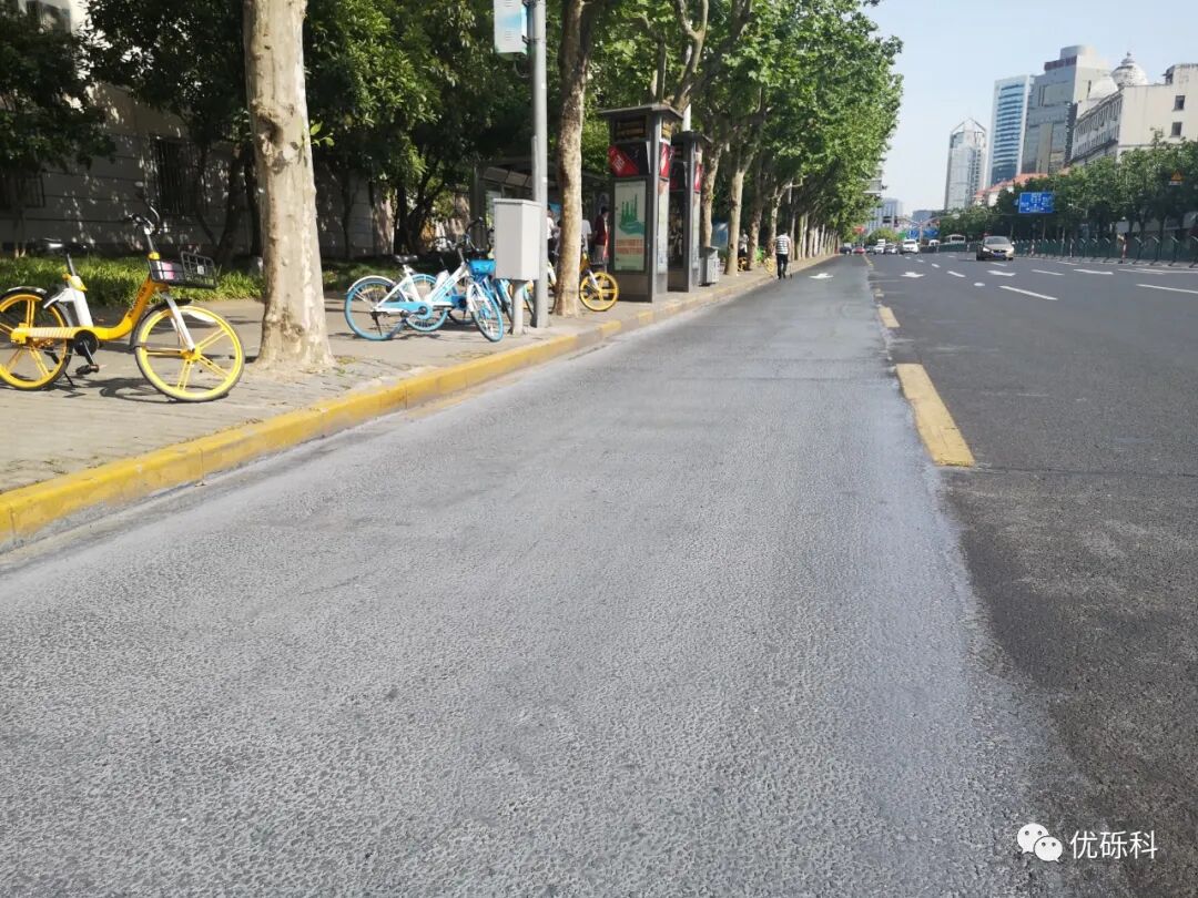东方路乳山路公交车道半柔性路面应用 现场图 3