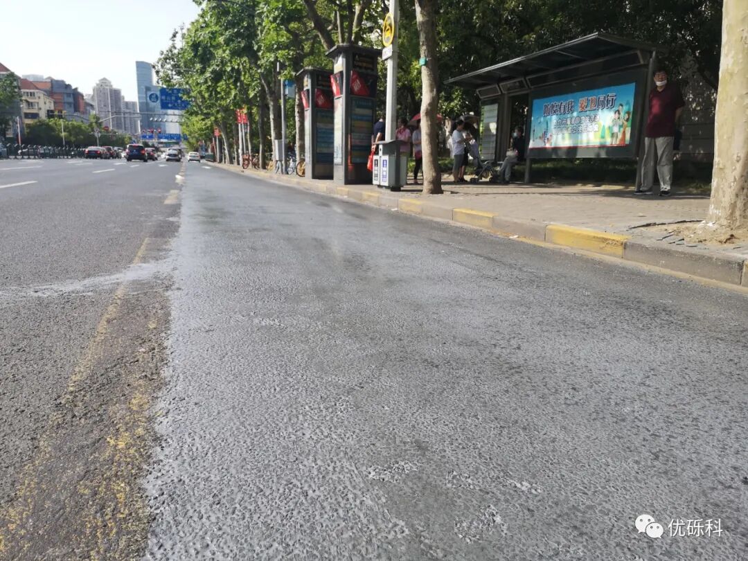 东方路乳山路公交车道半柔性路面应用 现场图 2