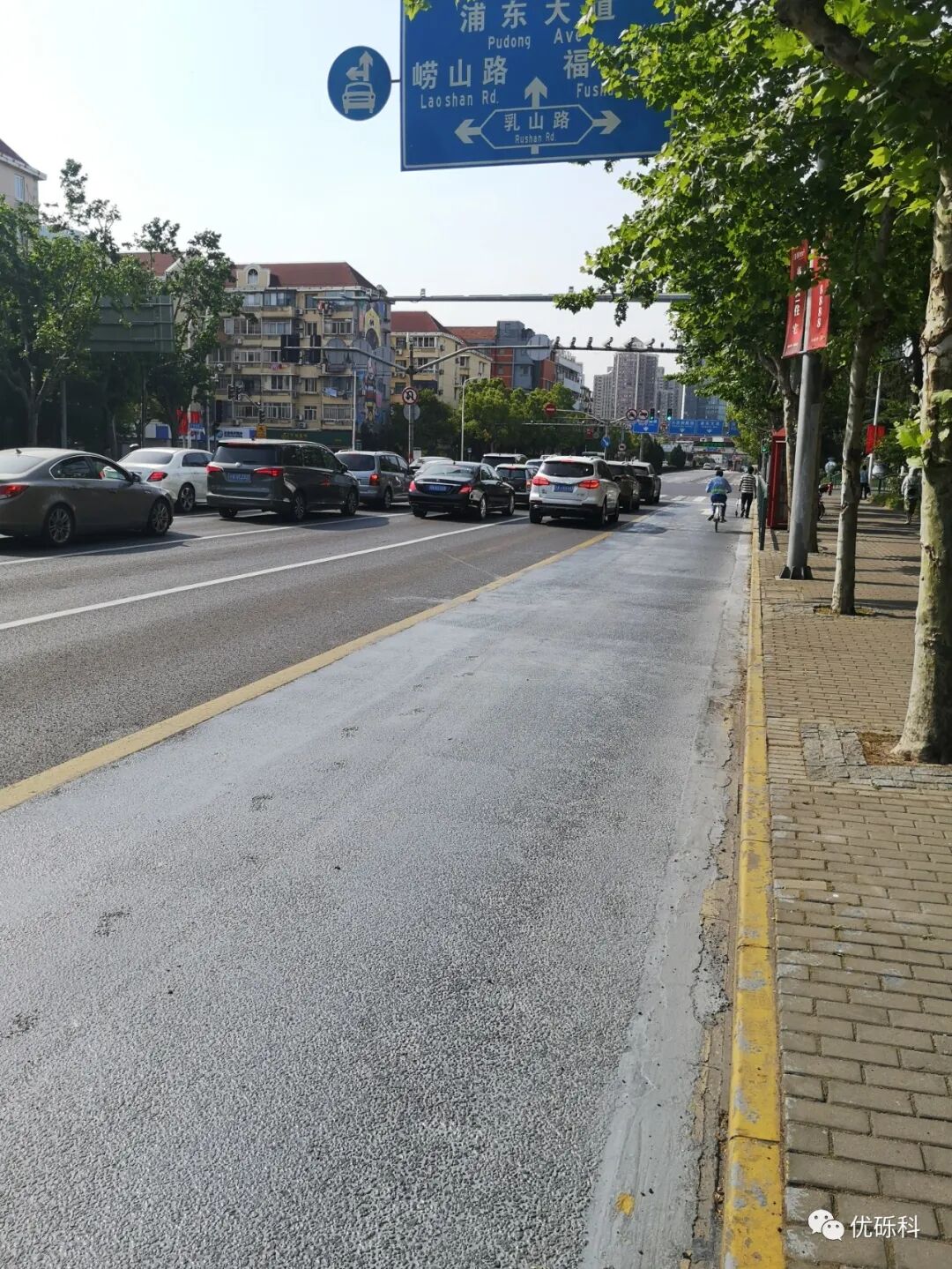 东方路乳山路公交车道半柔性路面应用 现场图 1